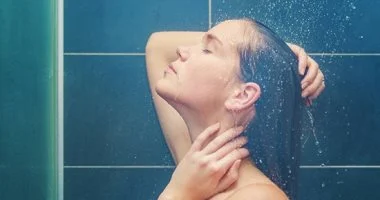 هل الخروج بالشعر المبلل يسبب نزلات البرد؟.. حقيقة أم خرافة