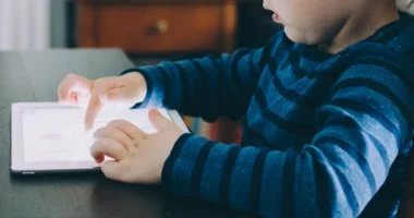 دماغ الهاتف الذكى.. أطباء الأعصاب يحذرون من آثار الإفراط فى استخدام الشاشات