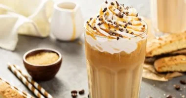 القهوة المثلجة تسبب الجفاف أم ترطب الجسم؟.. خبراء يوضحون شروط تناولها