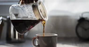 دراسة: تناول القهوة باعتدال يدعم صحة القلب والإفراط فى الكافيين يسبب أضرارا