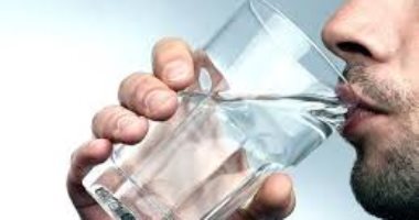 الإفراط في شرب الماء قد يكون خطيرا.. ما هو نقص صوديوم الدم؟