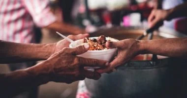 تفسير حلم الإطعام.. ماذا يقول عن مستقبلك وعلاقاتك ومخاوفك؟