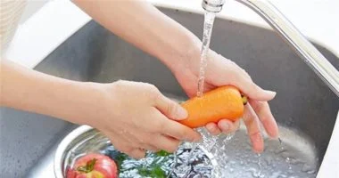 الغسيل قبل الأكل مش التخزين.. اعرفى الطريقة الصحية لغسل الفاكهة والخضار