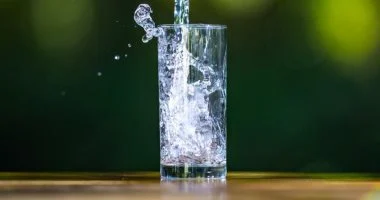 مش معيار ثابت.. جسمك بيحتاج تشرب قد إيه لما الحرارة تعدى الـ 30