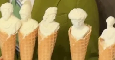 منحوتات آيس كريم صالحة للأكل تحول حفل زفاف إلى معرض فنى.. فيديو