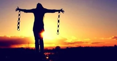 كيف تصبح شخصية يصعب تجاهلها؟ 6 مهارات تجعلك أكثر تأثيرًا