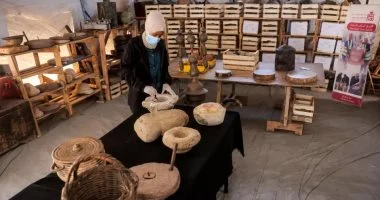 متطوعون فى غزة يرممون الفسيفساء وينقذون التراث من تحت الركام
