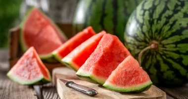 عميد معهد القلب الأسبق يحذر من حرارة الجو وينصح بتناول عصير القصب والبطيخ
