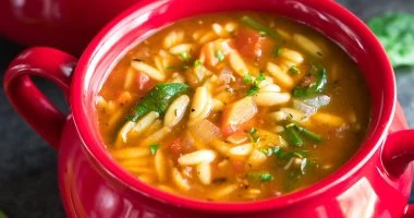 طريقة عمل شوربة الخضار بلسان العصفور.. وجبة خفيفة وطعمها لذيذ