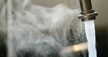 مياه الحنفية ساخنة بسبب الحر.. طرق بسيطة لتبريد الماء وتجنب الحروق