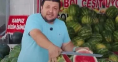 بائع تركى يتعهد بتوزيع نصف طن بطيخ مجاناً عند إتمام صفقة محمد صلاح.. فيديو