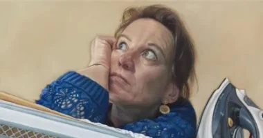 فنانة ترسم نفسها أمام المكواة.. لوحة عن الأعمال المنزلية تصل لمعرض فى لندن