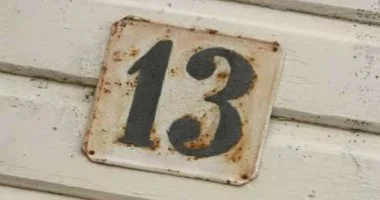الرقم 13 بين الحظ واللعنة.. كيف حول البعض رمز النحس إلى بوابة للثروة؟