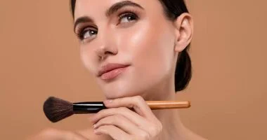 البرونزر سر الإشراقة الصيفية.. اعرفى خطوات تطبيقه بطريقة احترافية
