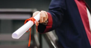 بعد إعلان نتيجة الثانوية العامة.. 5 قواعد للتهنئة دون إحراج أو مقارنة