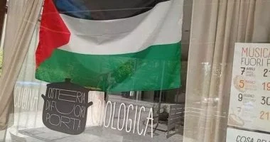 مطعم إيطالى يرفض إنزال العلم الفلسطينى تنفيذاً لطلب زبائن إسرائيليين