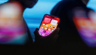 احذر.. هاتفك قد ينقل بكتيريا خطيرة إذا استخدمته في دورة المياه