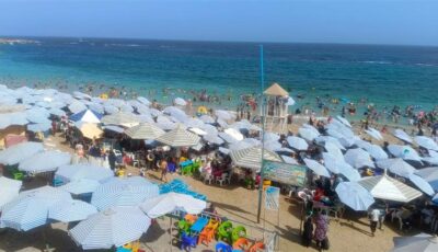 شواطئ الإسكندرية ترفع شعار «كامل العدد» وتحذيرات مهمة للمصطافين