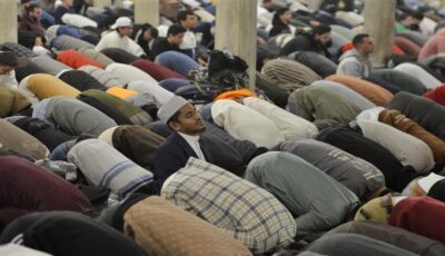 هل يجوز اصطحاب الأطفال إلى صلاة الجمعة؟.. الأزهر يكشف الحكم الشرعي