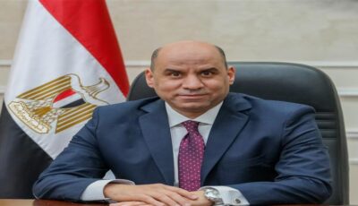 وزير العمل يتابع حادث انقلاب سيارة تقل عمالا بالمنيا