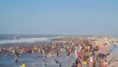 بسبب ارتفاع الأمواج وتيارات السحب.. مصيف بلطيم يحذر المواطنين من نزول البحر