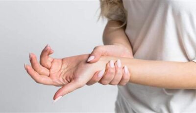 بتصحى من النوم وتلاقي إيدك أو رجلك بتنمل؟.. الصحة تكشف 7 أسباب