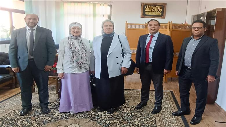 «تنظيم الإعلانات» يبحث تعزيز استخدام الطاقة المتجددة في إنارة اللوحات على الطرق