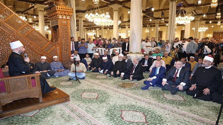 وزير الأوقاف ومحافظ القاهرة يفتتحان مسجد الإمام الحسين عقب تجديد الفرش