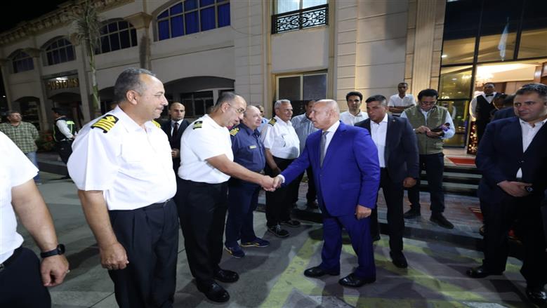 وزير النقل من ميناء دمياط: أبطال القاطرات البحرية قدموا ملحمة وطنية جسدت أعلى درجات الاحترافية
