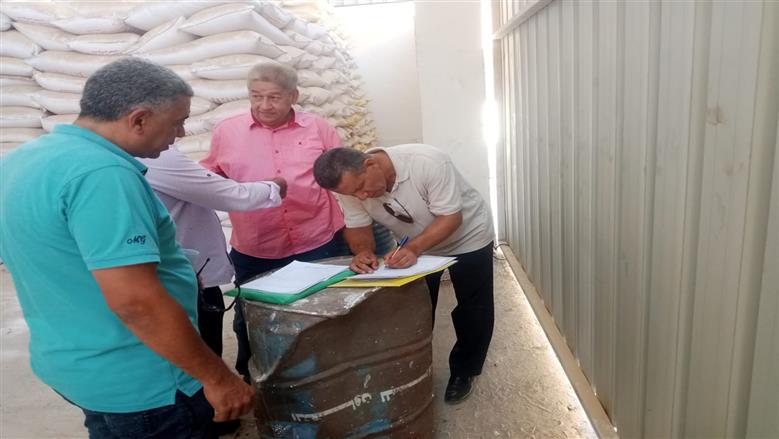 ضبط 825 طن أعلاف وخامات داخل مصنع غير مرخص في الغربية