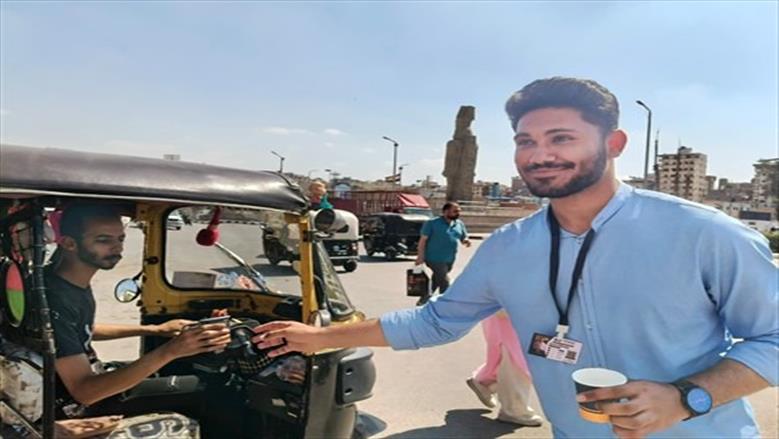 «حلو وبارد».. هدايا شباب المنصورة للمارّة والعمال: «بننزل في عز الضهر»