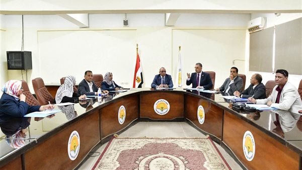 جامعة الوادي الجديد تبحث الرسوم والكشف الطبي للطلاب الجدد ومنح الدرجات العلمية