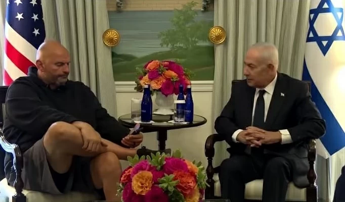 بـ«شورت» و«هودي» ومنشغلاً بهاتفه.. سيناتور أمريكي يحرج نتنياهو ويشعل مواقع التواصل – أخبار السعودية