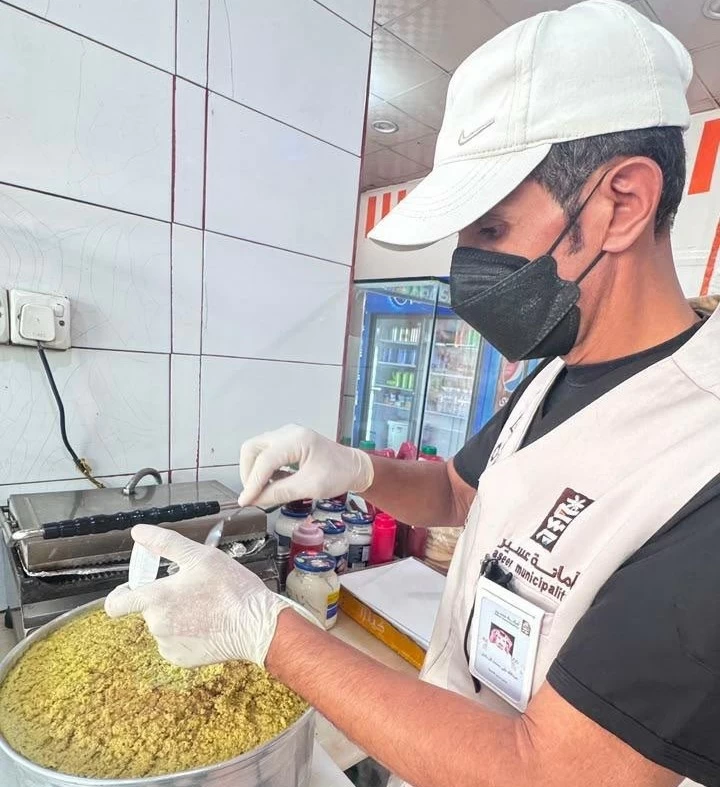 عسير: إغلاق 7 منشآت وإتلاف 333 كجم و105 قطع من المواد الغذائية – أخبار السعودية