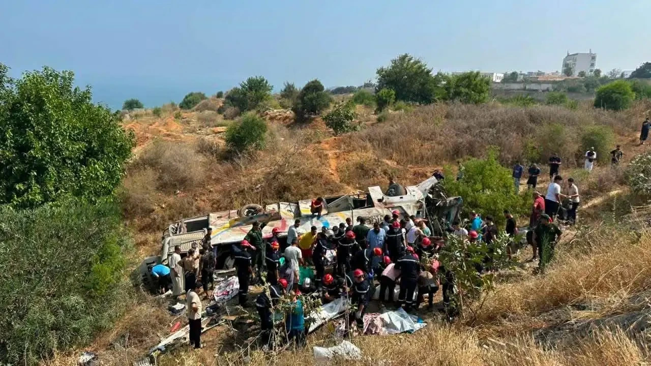 فاجعة الجزائر.. 25 قتيلاً و44 جريحاً بعد سقوط حافلة في منحدر – أخبار السعودية