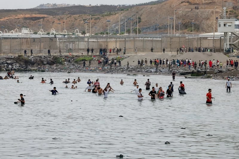 بعد عبور 60 ألف شخص وارتفاع حصيلة الضحايا إلى 34 قتيلاً.. سانشيز من سبتة: سنحمي حدودنا – أخبار السعودية