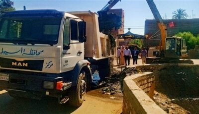 رفع 55 طنًا من نواتج تطهير ترعة بني فيز بأسيوط لتحسين كفاءة الري