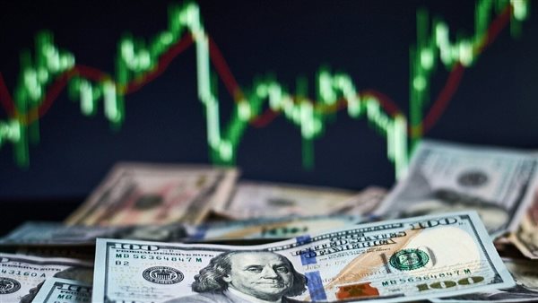 بين فخ المخزون القديم وحسابات التجار.. المستهلك يدفع فاتورة تذبذب العملة.. خيارات صعبة أمام المصنعين لامتصاص “صدمة الدولار”.. وسلاسل الإمداد في مهب الريح