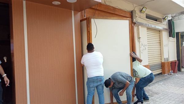 غلق وتشميع 5 مقاهي خلال حملة إزالة إشغالات بمحرم بك في الإسكندرية