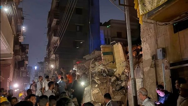 فصل الكهرباء والمرافق عن عقار زفتى المنهار، والعناية الإلهية تنقذ أسرتين من الموت (صور)