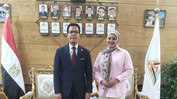 بعد لقائها مدبولي، رئيس جامعة بنها يكرم طالبة التجارة ويشيد بكفاحها في التوفيق بين الدراسة والعمل