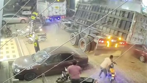 مشهد يحبس الأنفاس، لحظة انقلاب جرار تريلا على سيارة ملاكي ومصرع صاحبها في الحال (فيديو)