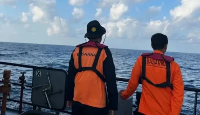 العثور على خمسة ناجين بعد أيام من غرق سفينة في إندونيسيا