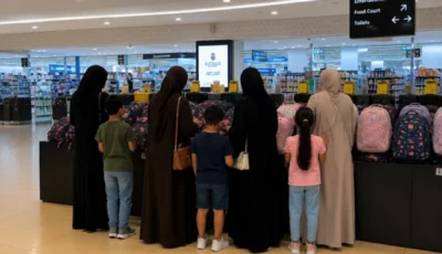 إقبال على منافذ البيع لشراء مستلزمات العام الدراسي