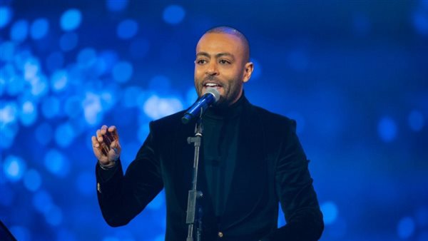 تامر عاشور يفاجئ جمهور قرطاج بأغنية لفضل شاكر (فيديو)