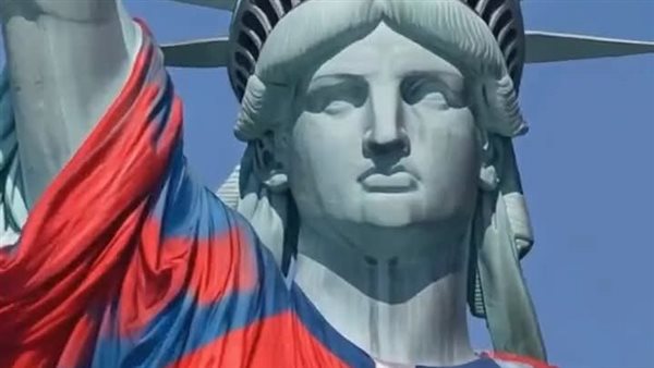 تمثال الحرية يتزين بقميص طرفي نهائي كأس العالم (صور)