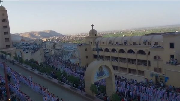 وسط أصوات الزغاريد، الآلاف في زفة أيقونة المسيح في احتفالات دير درنكة بأسيوط (فيديو)
