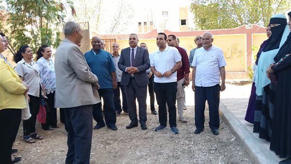 نائب محافظ قنا يتفقد استعدادات بدء العام الدراسي الجديد (صور)