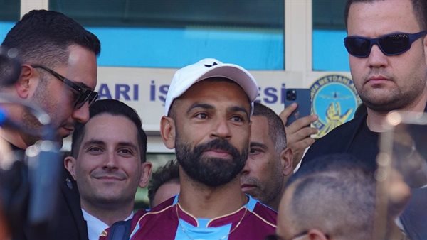 محمد صلاح يظهر بالقميص 10 لدى وصوله إلى مدينة طرابزون (فيديو)