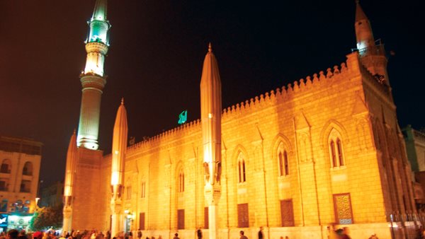 موعد أذان العشاء اليوم الإثنين 3 – 8